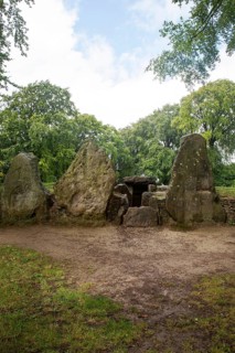 Wayland´s Smithy is an historic Neolithic chambered long barrow on the Ridgeway near Ashbury,