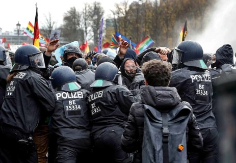 Water cannon in use at the Brandenburg Gate. Once again, thousands of corona deniers are