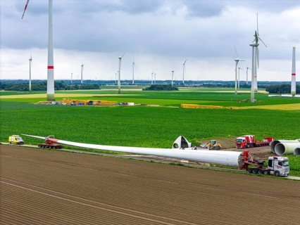 Transport of a 70 metre long rotor blade, construction of a wind power plant in a wind farm near