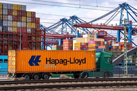 Port of Hamburg, Waltershofer Hafen, container ships, lorries bring and collect freight containers