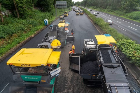 Renewal of the road surface on the A40 motorway between the Kaiserberg junction and Mülheim-Heißen,