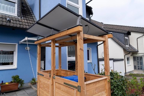 Detached house with various solar modules, in addition to solar panels on the roof of the house,