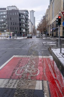 Onset of winter, poorly cleared cycle lane, in the city centre of Frankfurt, Hesse, Germany, Europe
