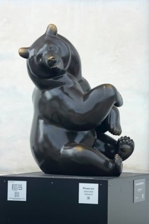Sculpture La Fratrie 1a, Brotherhood of Michel Bassompierre, bear figure, bronze, brown, smooth,