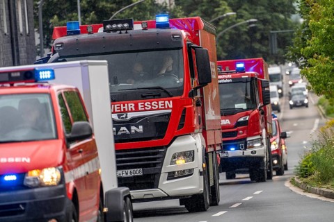 Fire engines from Essen, Mülheim and Oberhausen, with 140 firefighters, on the way to an emergency