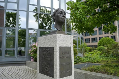 Bust of Käthe Kollwitz, Street of Remembrance, Spreebogen, Moabit, Mitte, Berlin, Germany, Europe