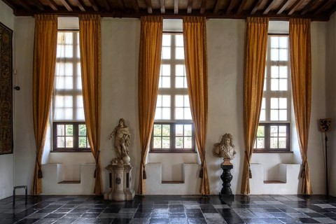 Kasteel van Laarne, interior showing busts and stone window seats of 14th century medieval moated