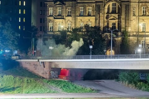 In the early hours of the morning, a section of the Carola Bridge collapsed for unknown reasons.