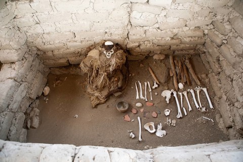 Skeleton in an open grave, Chauchilla burial ground or desert cemetery, Ica region, Nazca province,