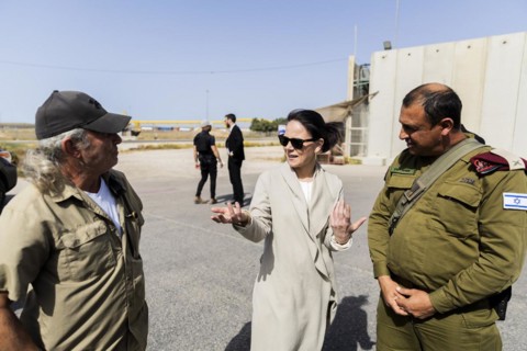Annalena Bärbock (Alliance 90/The Greens, M), Foreign Minister, talks to Ami Shaked (l), Director