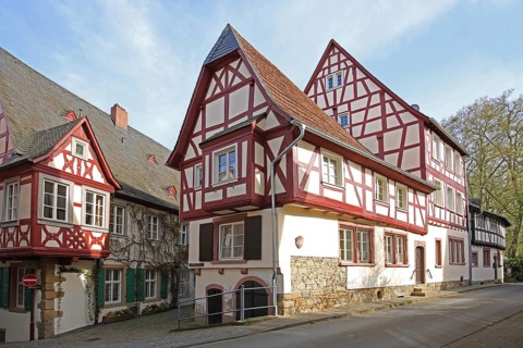 Half-timbered house Ritterherberge built in 1580 and Hunolsteiner Hof, left, Meisenheim,