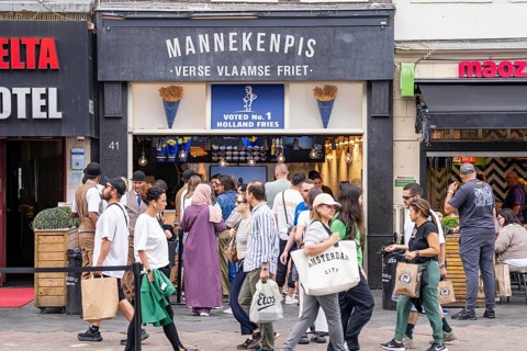 Mannekenpis, popular chip shop, chip shop, Verse Vlaamse Friet, Damrak shopping street, tourists,
