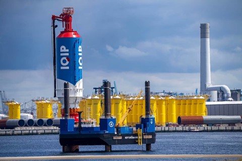 Platform with the IQIP EQ-Piling System, for noise-reduced piling of steel pipes, as a foundation