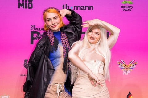 Alli Neumann and Inéz shepherd on the red carpet in front of the Polyton 2024 award ceremony in