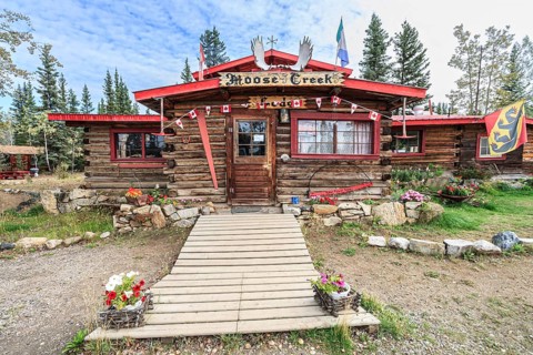 Lodge, Moose Creek Lodge, pub, café, Klondike Highway, Yukon, Canada, North America