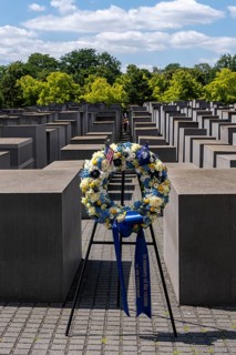 Memorial wreath in front of the Holocaust memorial at the Brandenburg Tor, Berlin, Germany, Europe