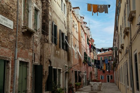 Alley in Venice with washing lines between the houses, Venice, Veneto, Italy, Europe