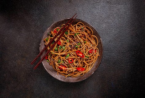 Udon noodles, with shimeji mushrooms, vegetables, in sauce, with sesame seeds, green onions, Asian