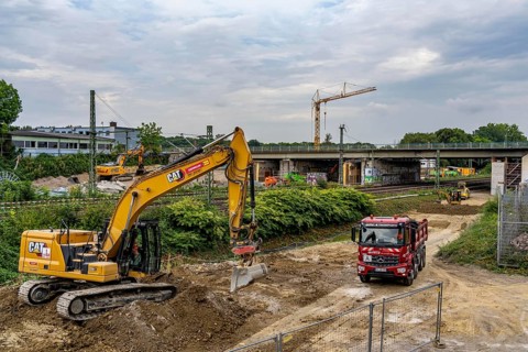 Work on the A40 motorway bridge, Schlachthofbrücke, the bridge piers for the new bridge are already