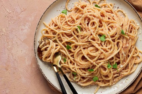 Spaghetti carbonara, in creamy garlic sauce, pasta in white sauce, homemade, no people