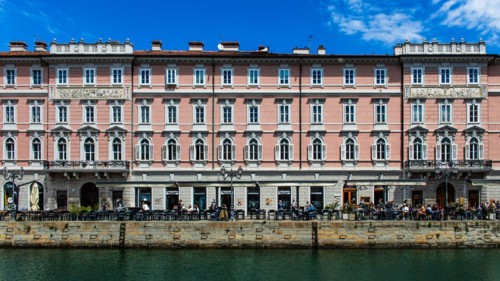 Commercial and residential houses of old families on the Grand Canal in the heart of Borgo
