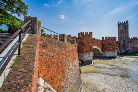 Adige in front of Castelvecchio and Ponte Scaligero, Veneto, Italy, Europe