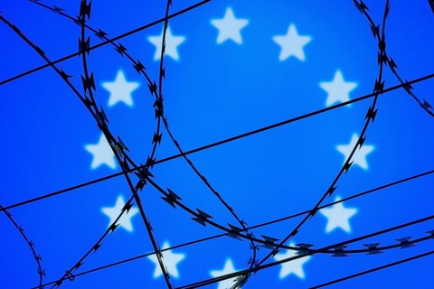 Symbolic image, migration, defence against refugees wanting to enter the EU, barbed wire overarches
