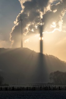 Windpark Halde Oberscholven, smoke clouds from the cooling tower and chimney of the Uniper