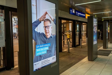 Displays with PR campaign of the Federal Government, I'm staying at home, Central Station, Effects