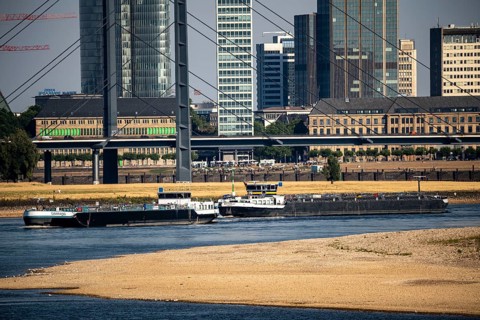Rhine at Düsseldorf, extremely low water, Rhine level at 47 cm, falling, barge in front of the