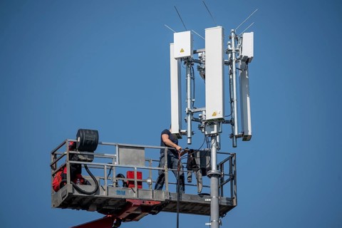 Assembly, installation of a 5G mobile radio transmitter, mast on a residential building, fast