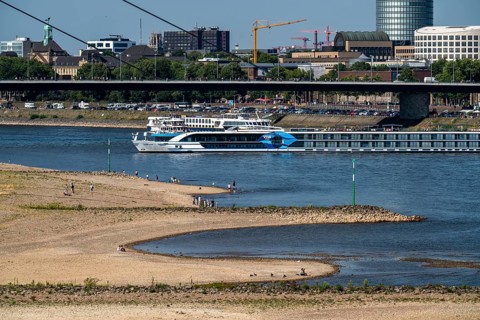Rhine at Düsseldorf, extremely low water, Rhine level at 81 cm, tendency falling, after a long