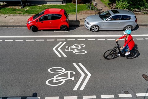 Bicycle road, cyclists have priority over car traffic, new cycle routes through Essen, here in the