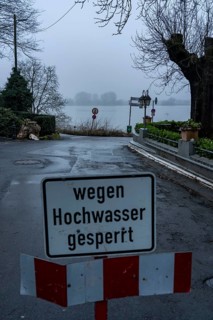 High water on the Rhine at Düsseldorf-Kaiserswerth, foggy weather, riverside paths and Rhine