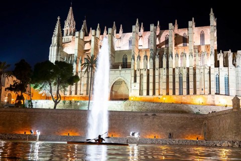 Palma de Majorca, Bay of Palma, the Cathedral of St Mary, kayakers in the lake in front of the
