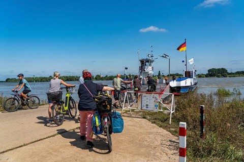 Ferry pier of the Rhine ferry Walsum-Orsoy, Rhine ferry to Duisburg Walsum, Rheinberg-Orsoy, North