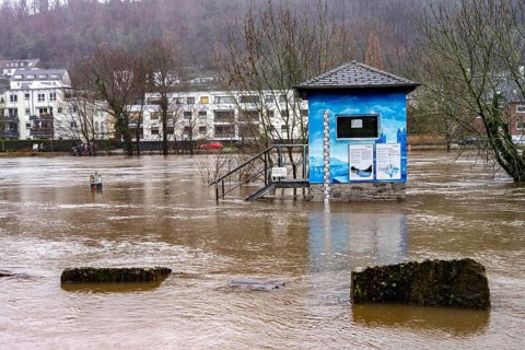 High water on the Ruhr, after days of heavy rainfall, the Ruhr is flooding, warning level 2 of 3,
