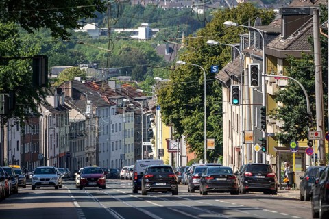 Aktienstraße in Mülheim-WInkhausen, major inner-city thoroughfare, with tram tracks, medium