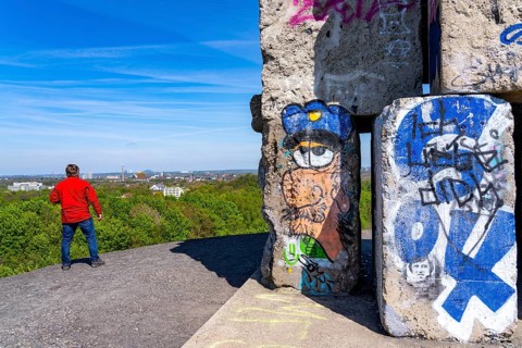 Rheinelbe spoil tip in Gelsenkirchen, 100 metre high spoil tip, landscape park, with the sculpture