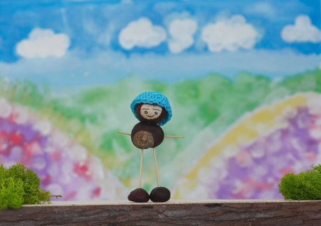 Chestnut figure with hat in the studio
