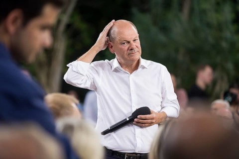 Olaf Scholz (Chancellor of the Federal Republic of Germany, SPD) surrounded by guests at the