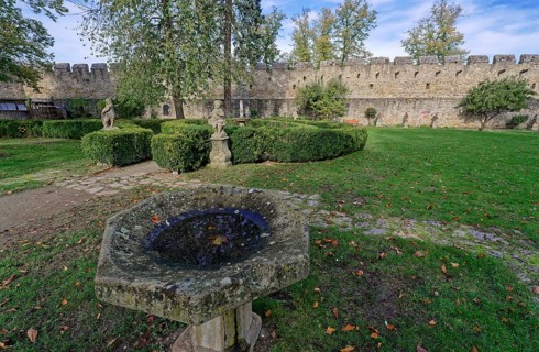 Castle wall and garden of Creuzburg Castle. Creuzburg district, Thuringia, Germany, Europe