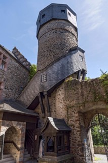 Old neo-renaissance castle, castle courtyard with fountain and stairway to the Heidenturm, Thieves'