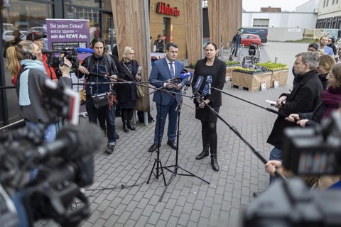 Hubertus Heil (SPD), Federal Minister of Labour and Social Affairs, and Dr Daniela Büchel, Head of