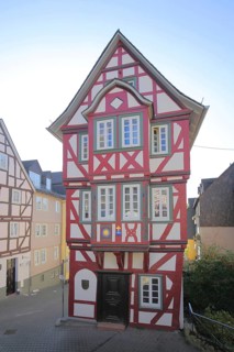 Half-timbered house Zum Reichsapfel built in 1607, narrow, Kornmarkt, Wetzlar, Hesse, Germany,
