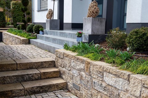 Well-kept front garden with block steps made of natural stone and granite