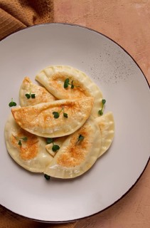 Pierogi, ein traditionelles Gericht der polnischen Küche, Knödel, Draufsicht, Nahaufnahme, keine