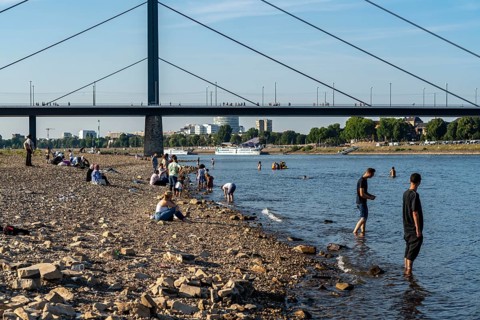 Rhine near Düsseldorf, extremely low water, Rhine level at 81 cm, tendency falling, after a long