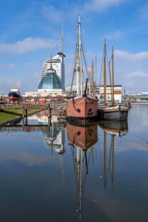 Old harbour, harbour basin, harbour district, Sail City building, Klimahaus Bremerhaven, museum