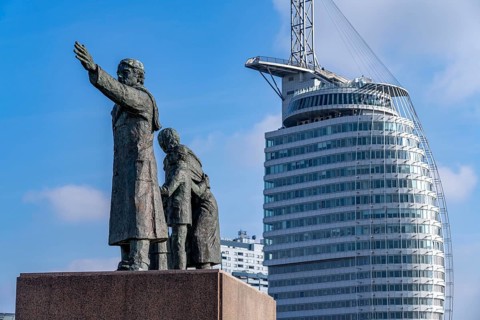 Skyline of Bremerhaven, The Emigrants Monument, The Emigrants, at Willy-Brand-Platz, at the